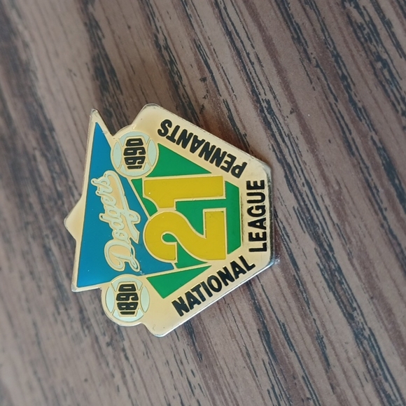 1990 Dodger 100th Unocal pin - Picture 1 of 3